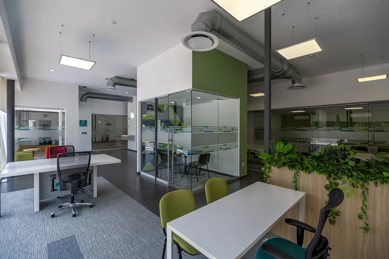 Diseño de interiores en México para oficinas corporativas de HDI Seguros por VIDCON