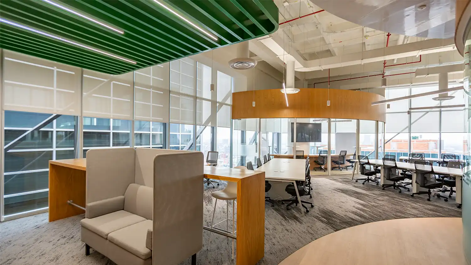 Espacio de oficinas colaborativas con mesas de juntas, proyecto de diseño interior por VIDCON.