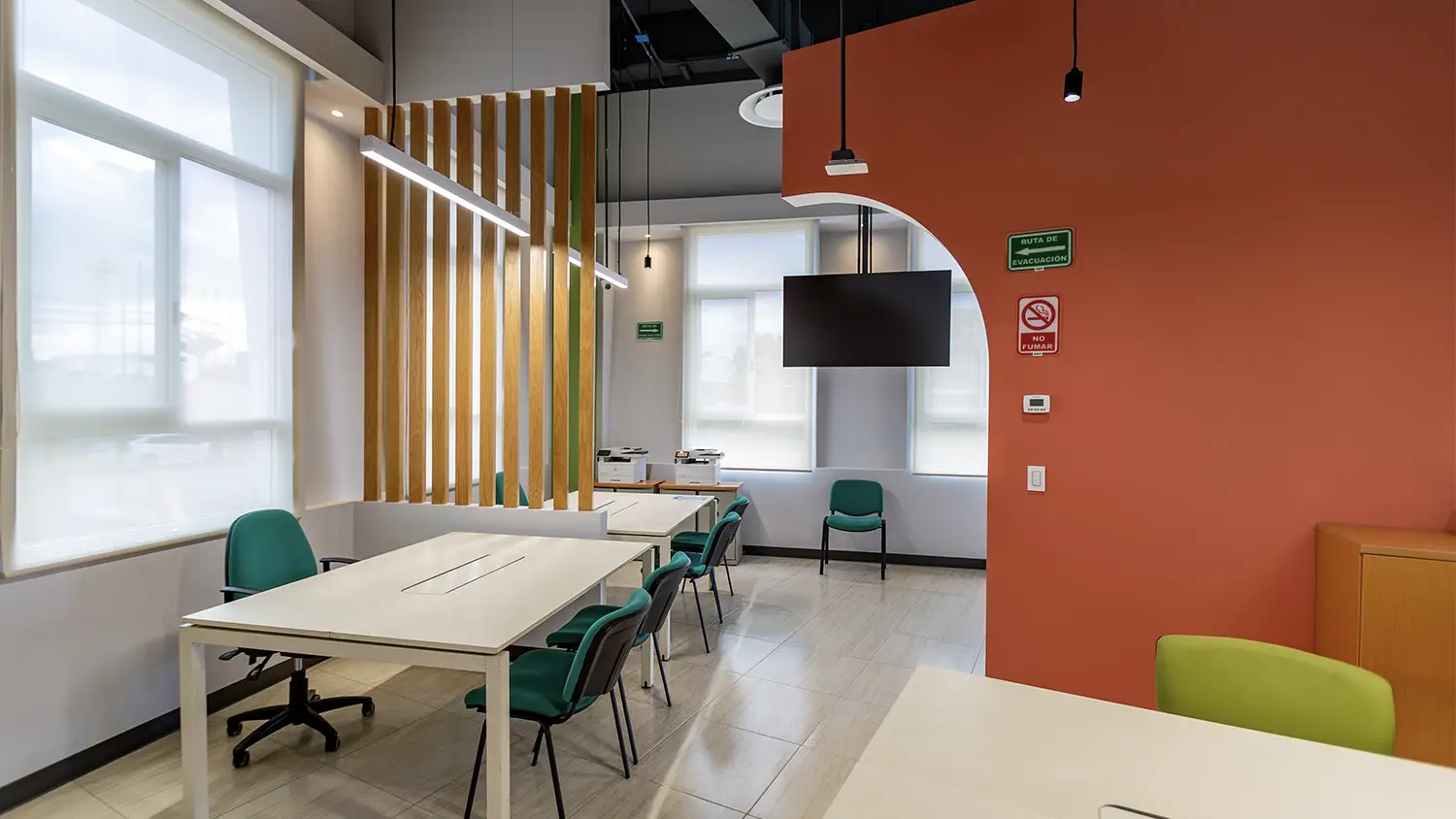Render de Sala de trabajo con acento terracota y celosías de madera, oficinas HDI seguros por VIDCON en Oaxaca.