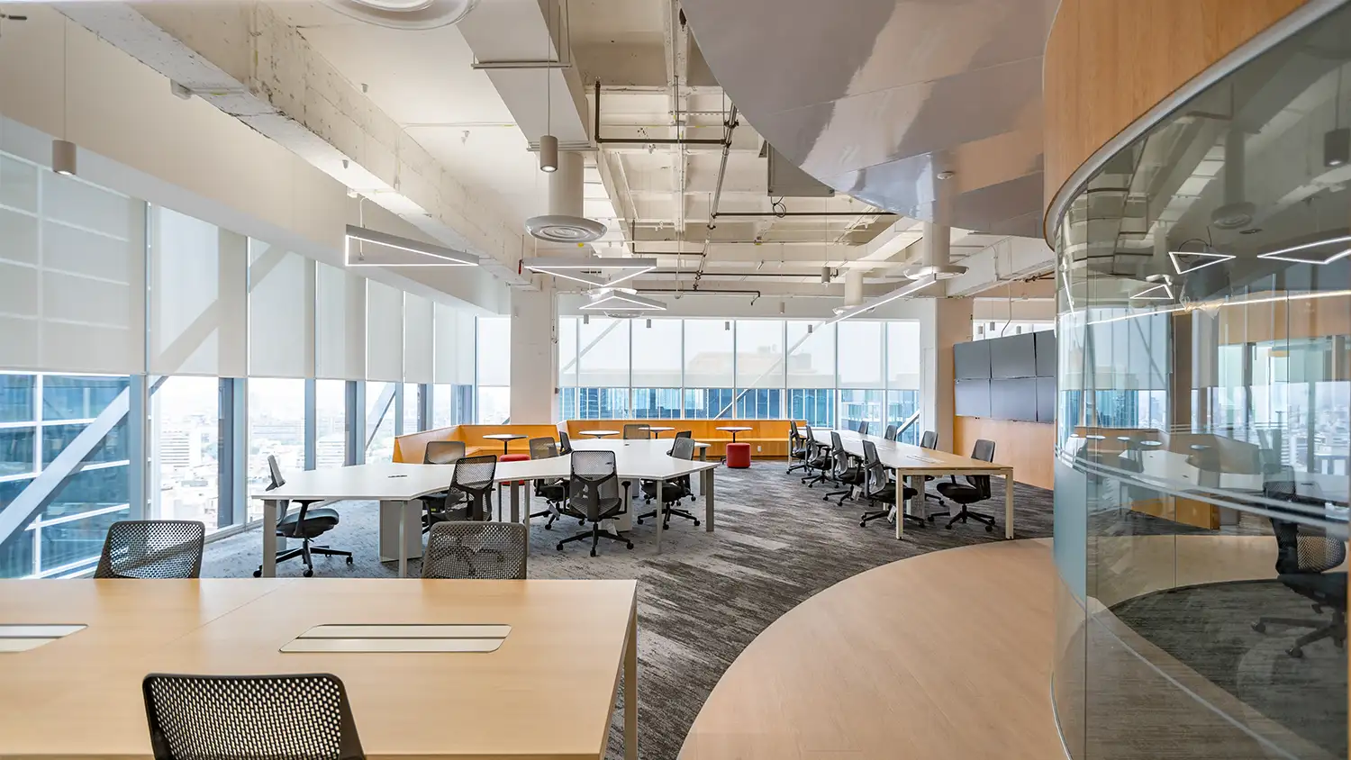 Oficinas colaborativas en CDMX, diseño de VIDCON con luz natural y mobiliario funcional.